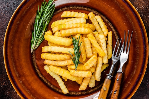 Batatas fritas fritas com batatas fritas fritas ou chips em um prato rústico