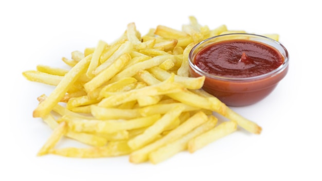 Batatas fritas isoladas em um tiro de close-up de fundo branco