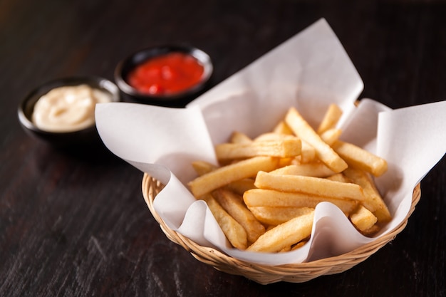 Batatas fritas na cesta com molho