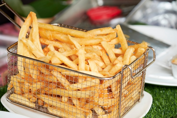 Batatas fritas na cesta.