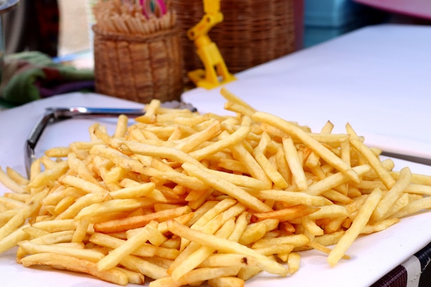 Batatas fritas na comida de rua