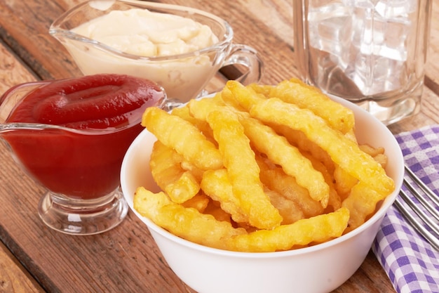 Batatas fritas na mesa de madeira