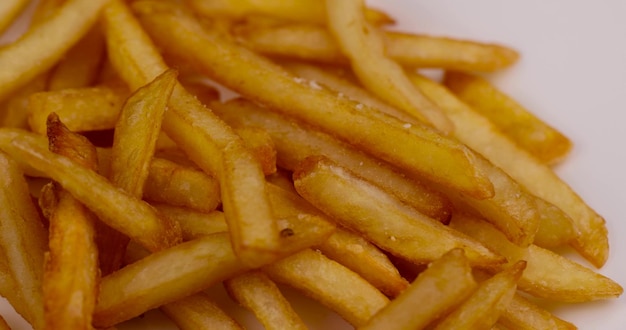 batatas fritas na mesa