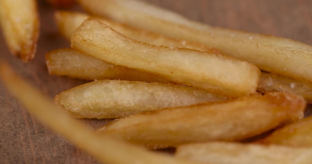 batatas fritas na mesa