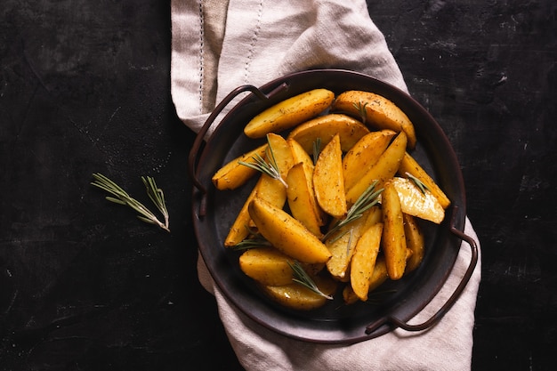 Batatas fritas na tigela, batata grelhada