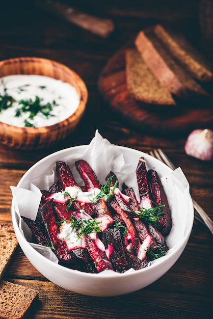 Batatas fritas no forno com iogurte grego e molho de endro