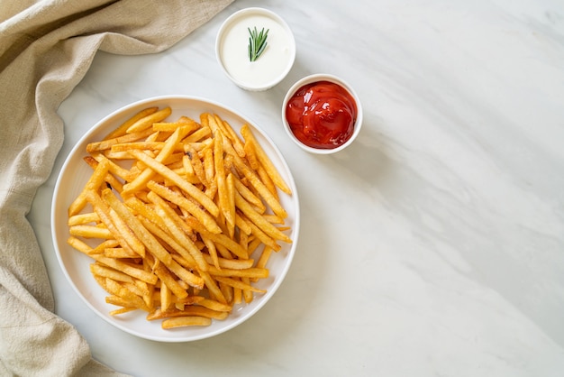 Batatas fritas ou batatas fritas com creme de leite e ketchup