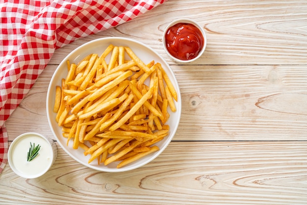 Batatas fritas ou batatas fritas com creme de leite e ketchup