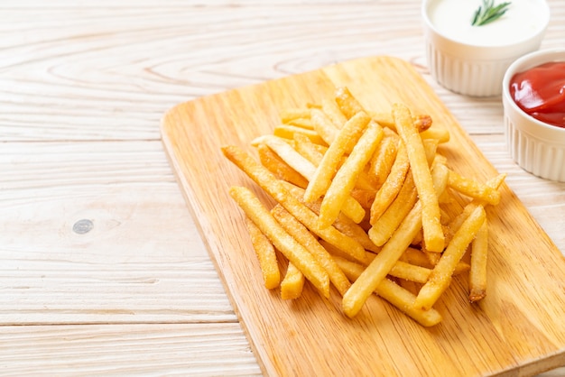 Foto batatas fritas ou batatas fritas com creme de leite e ketchup