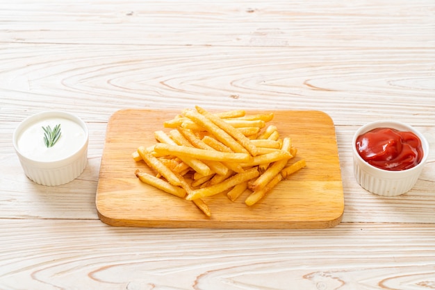 Batatas fritas ou batatas fritas com creme de leite e ketchup