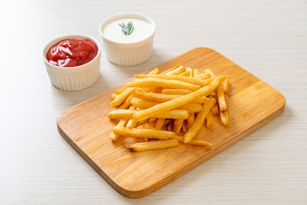 Batatas fritas ou batatas fritas com creme de leite e ketchup