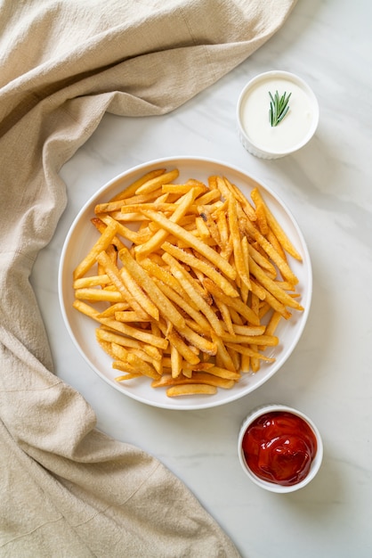 Batatas fritas ou batatas fritas com creme de leite e ketchup