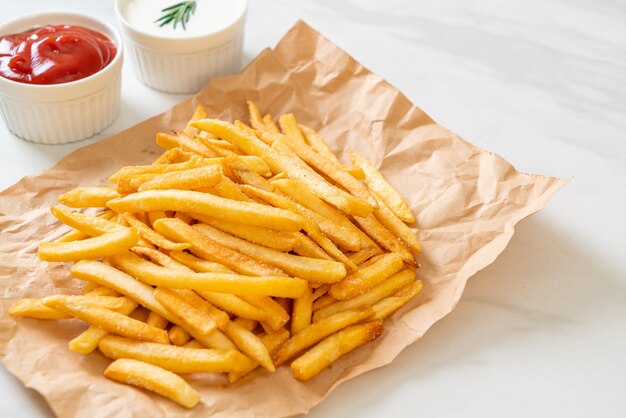 Batatas fritas ou batatas fritas com creme de leite e ketchup