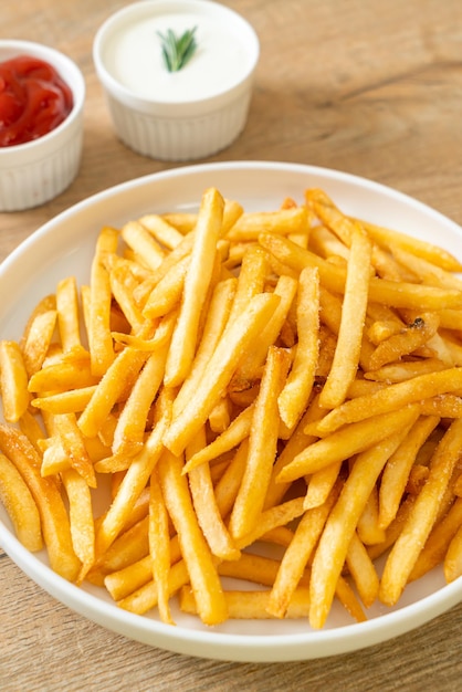 Batatas fritas ou batatas fritas com creme de leite e ketchup