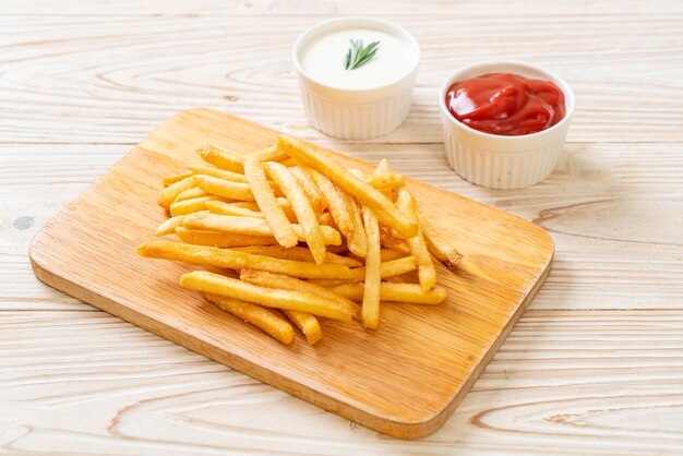 Batatas fritas ou batatas fritas com creme de leite e ketchup