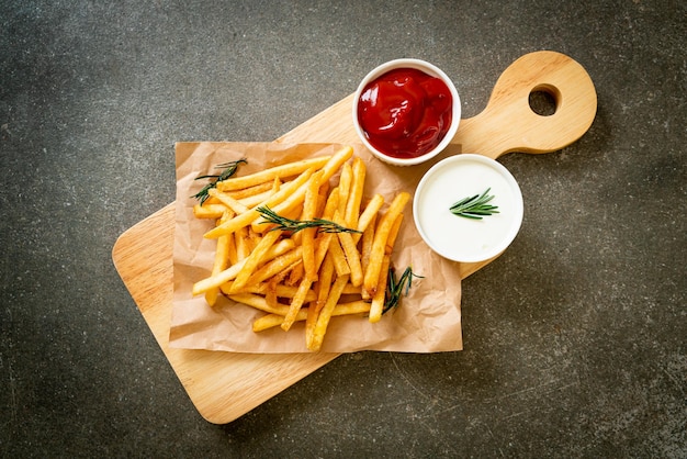 Batatas fritas ou batatas fritas com creme de leite e ketchup