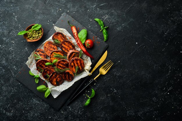 Batatas fritas con pimentón de romero y chiles en un plato de piedra negra Vista superior Espacio libre para el texto