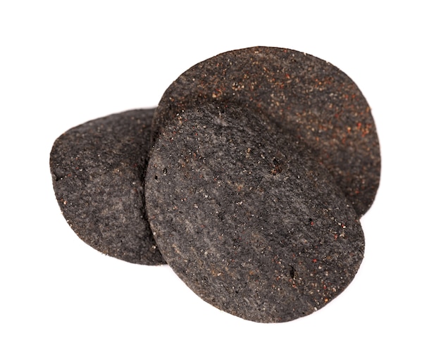 Batatas fritas pretas isoladas no fundo branco. Lascas pretas com carvão ativado e pimenta vermelha.
