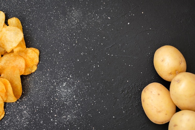 Batatas fritas receita comida natural batatas fritas e batatas frescas em fundo escuro