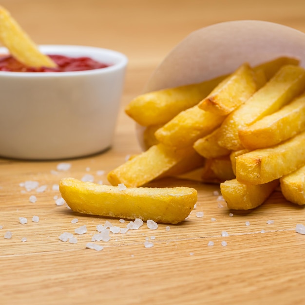 Batatas fritas salgadas com ketchup