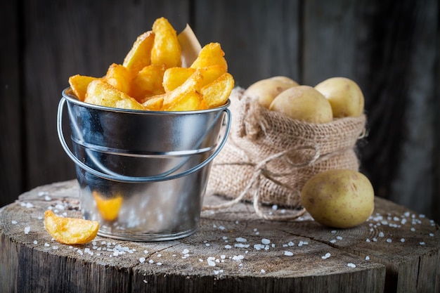 Batatas fritas salgadas e saborosas feitas de batata fresca