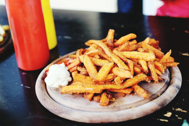 Foto batatas fritas servidas à mesa