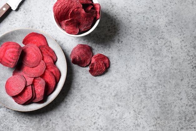 Batatas fritas veganas de beterraba em uma tigela cinza