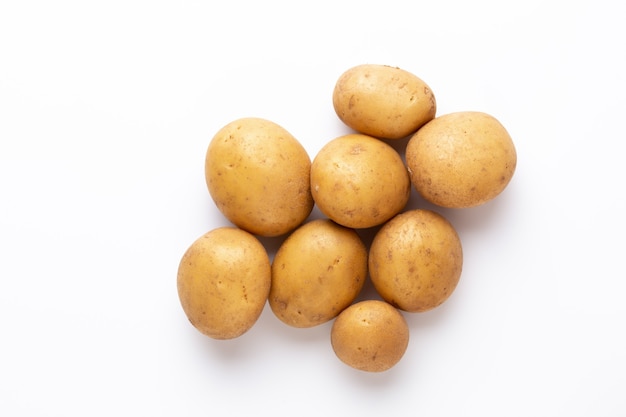 Batatas isoladas em branco
