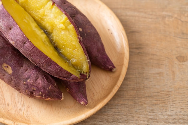 Batatas japonesas asadas o al horno sobre placa de madera - estilo de comida japonesa