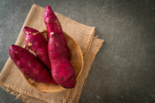 Batatas japonesas en cesta