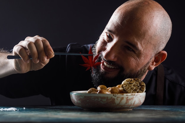 Batatas jovens cozidas com azeite e alho assado, em um prato de madeira