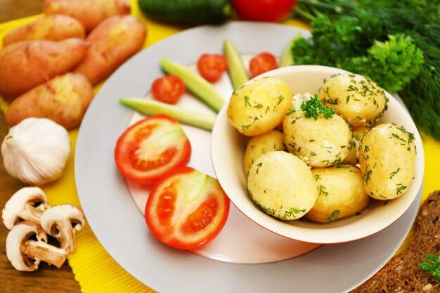 Batatas jovens cozidas com legumes na mesa