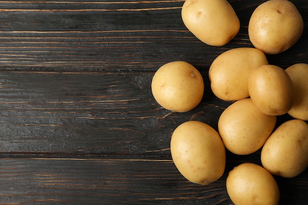 Batatas jovens na superfície de madeira