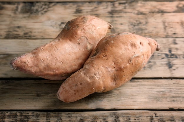 Batatas en mesa de madera