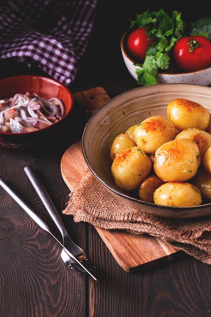 Batatas novas cozidas frescas com endro em uma mesa de madeira com foco seletivo fechado não tonificando pessoas