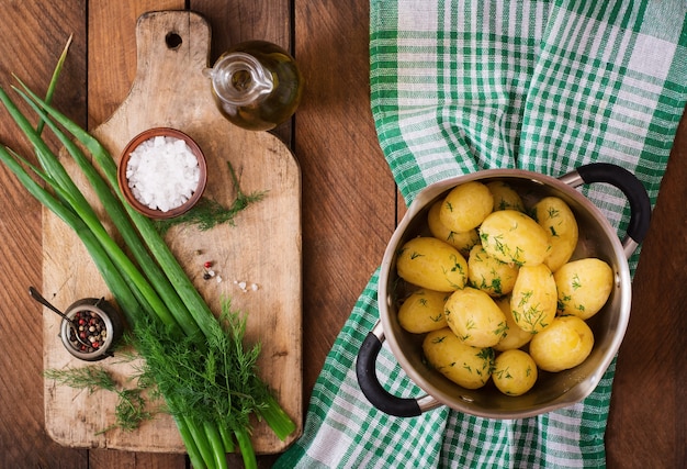 Batatas novas cozidas temperadas com aneto e manteiga