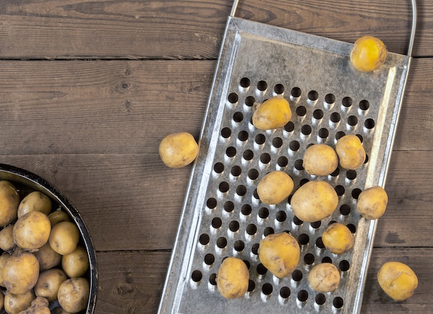 Batatas novas em cima da mesa