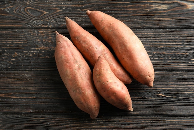 Batatas sobre fondo de madera