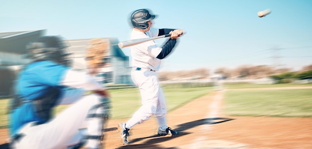 Bate de béisbol, atleta, columpio y pelota de velocidad en un campo deportivo al aire libre con equipo y desenfoque Deportes jugador de softbol de lanzamiento rápido y hombre en el terreno del estadio en un estadio y juego de estados unidos para entrenamiento físico