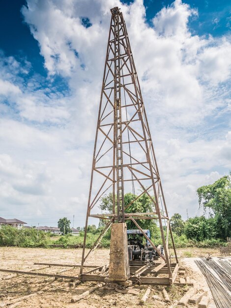 Bate-estacas no canteiro de obras de construção de casas