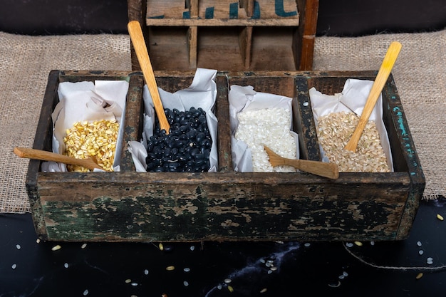 Batea con arroz yamani blanco arroz yamani integral frijol negro y trigo mote