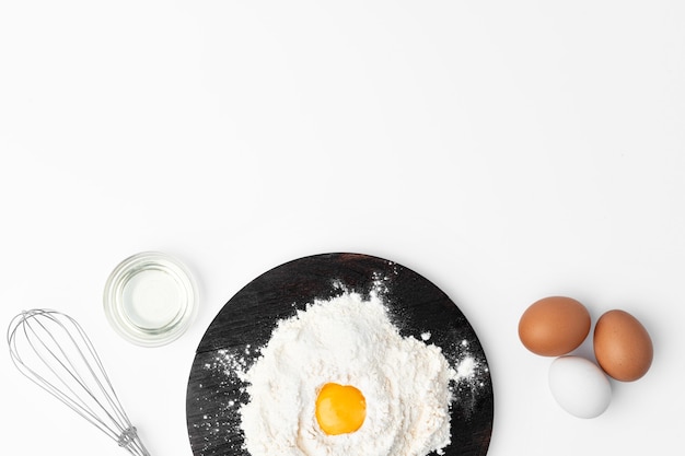 Batedeira de metal e ovos para cozinhar isolados no branco