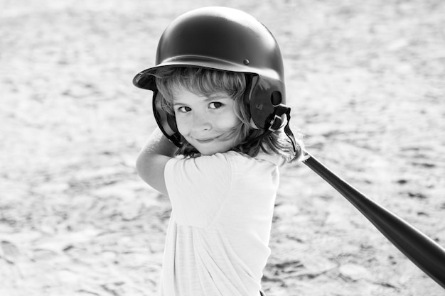 Batedor de criança prestes a acertar um arremesso durante um jogo de beisebol Beisebol de criança pronto para rebater