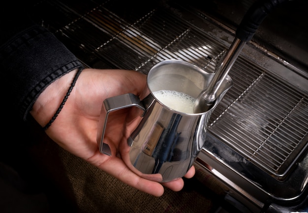 Batendo leite para café em cafeteria