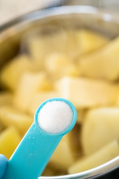 Batendo puré de batatas cremoso na cozinha moderna