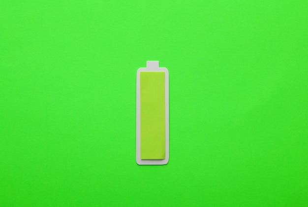 Batería cortada en papel con un nivel de carga completo sobre un fondo verde