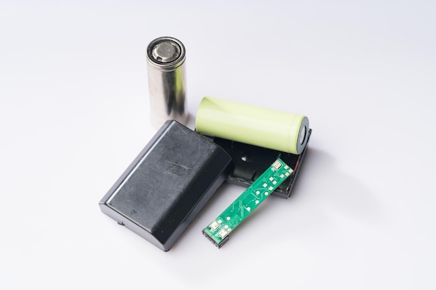 Bateria da câmera e bateria de lítio em fundo simples