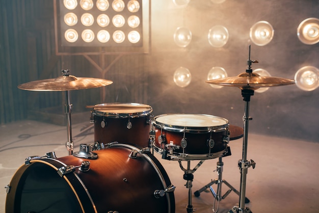 Batería, instrumento de percusión en el escenario con luces.