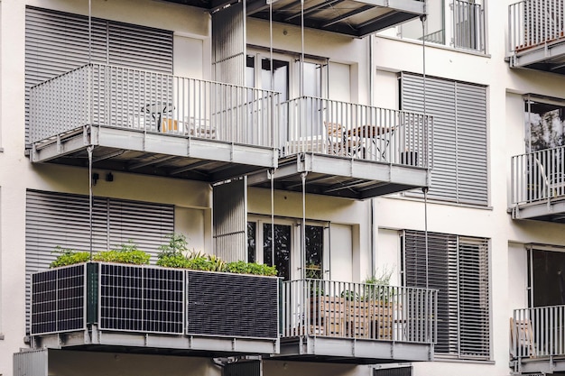 Batería de panel solar en el balcón de un moderno edificio de apartamentos o casa residencial. energía solar verde