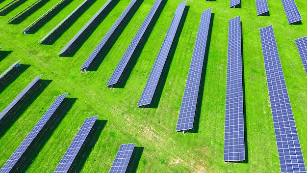 Batería de paneles solares en módulos fotovoltaicos de vista aérea de campo verde para el concepto de energía renovable de